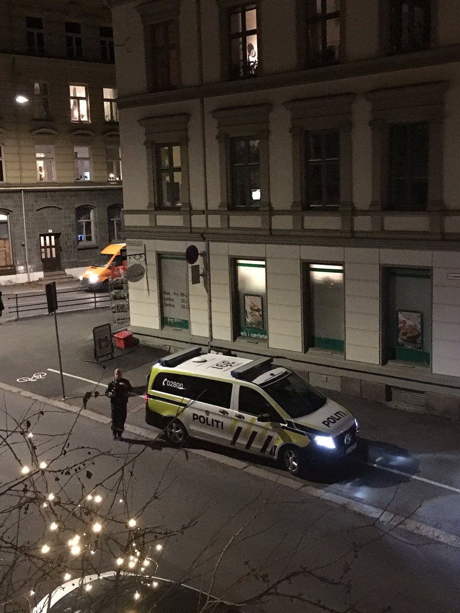 Kjære <a href="/oslopolitiops/">OPS Politiet Oslo</a> Kan dere plis gå foran som et godt eksempel mtp parkering i sykkelfeltet når dere handler snop på #jokerruseløkka