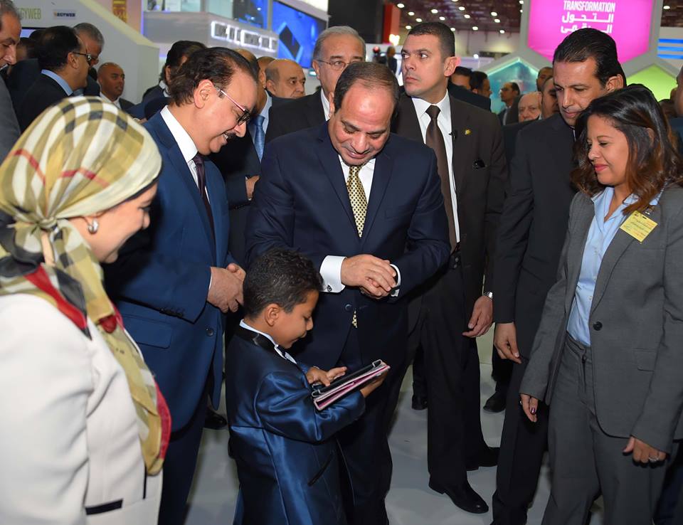 ما تجيب الأيباد ده يا حبيبي عشان خاطر مصر