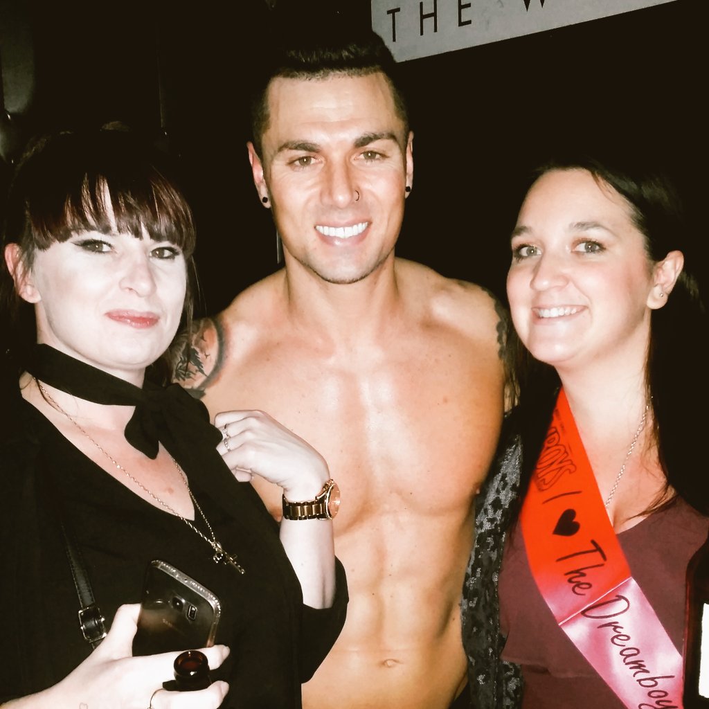 sj_shellie's tweet photo. #dreamboys #manchester #tigertiger https://t.co/cd9hXPS3KB