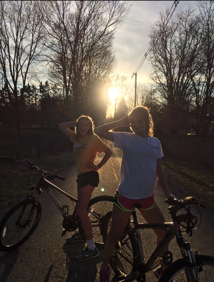 jessicaroby8's tweet photo. Happy birthday @emilyfitz123 hope is great love you lots 💕 https://t.co/o4MlcBp0Y4