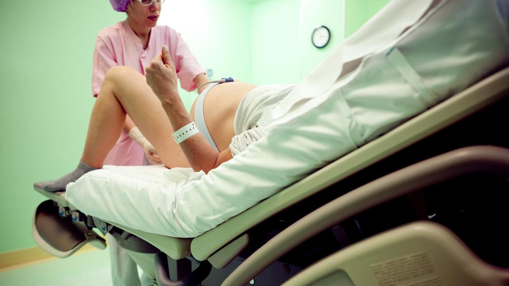 LaVanguardia's tweet photo. Obligada a salir del paritorio “con la epidural puesta” para optar a un empleo fijo https://t.co/lck3KGnnxn https://t.co/gT4i8BJcjH