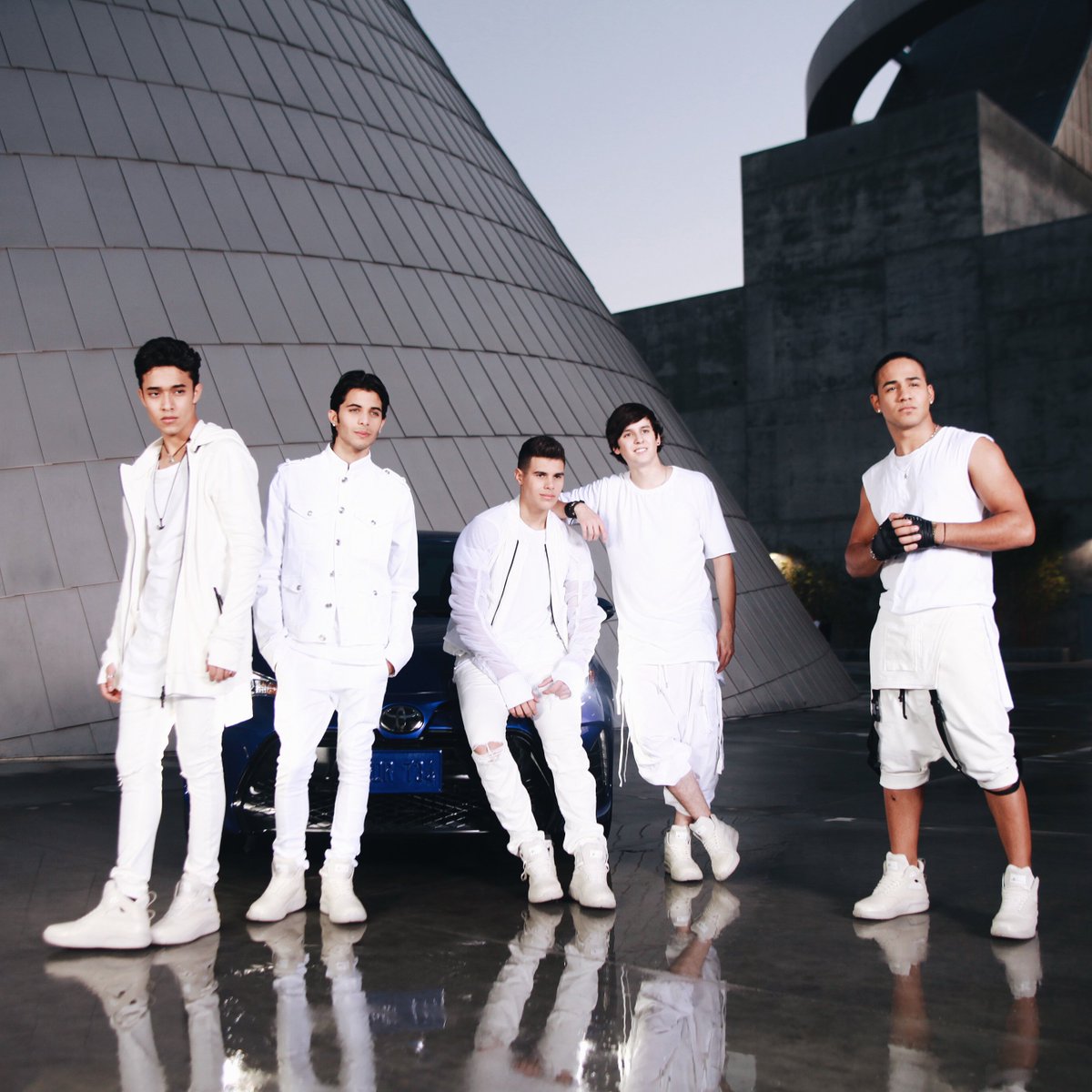 ToyotaLatino's tweet photo. ¡#CNCOwners, el video que tanto esperaban de @CNCOmusic llega en 14 días! ¡Descubre el final! #ManejaTuVida #Corolla https://t.co/8gBzcKrVJT