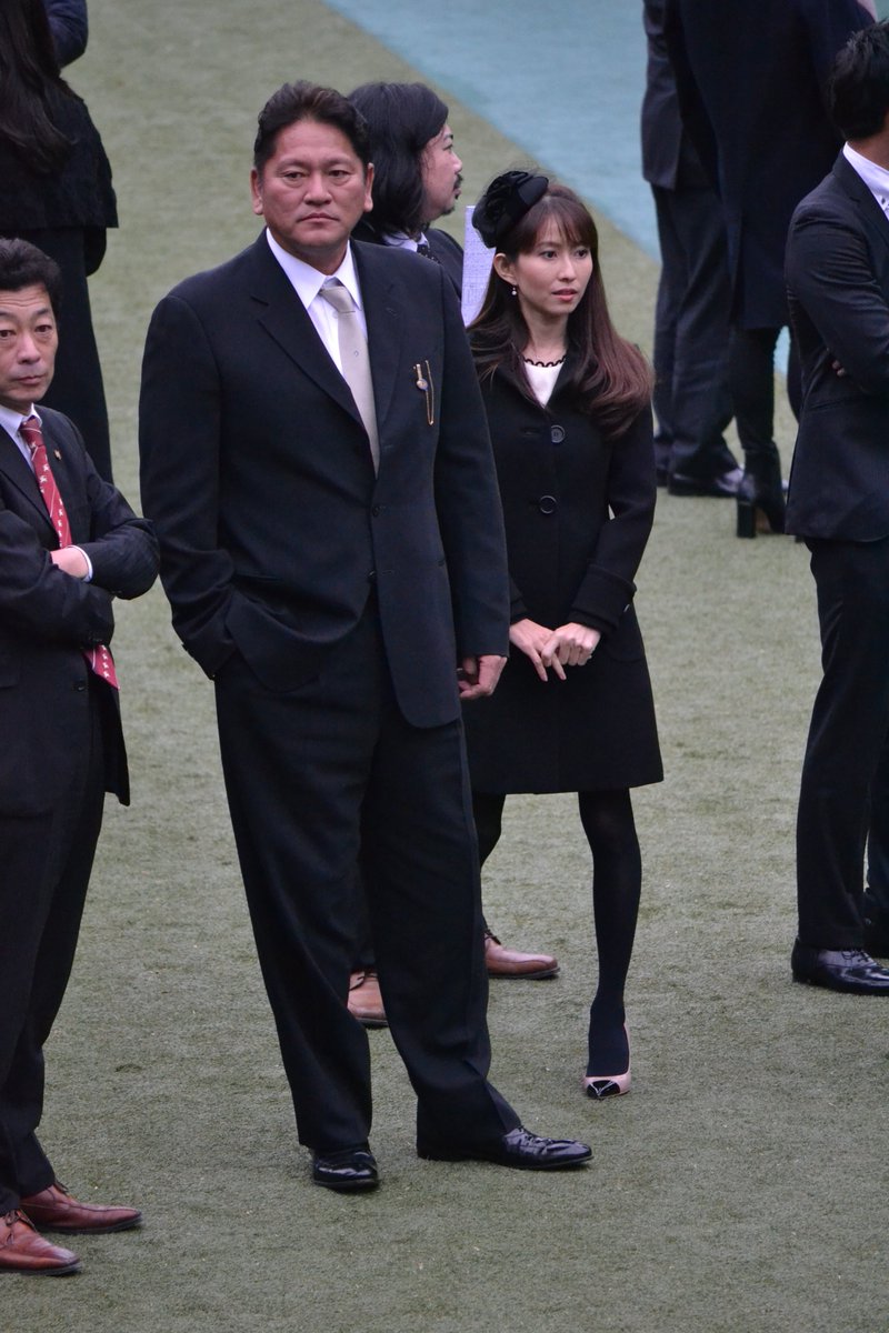 Twitter 上的 シュヴァルグラン 馬主の 佐々木主浩 さんと奥さんの 榎本加奈子 さん エノカナ可愛過ぎ そしてエノカナの馬体を見るためのパドックだったわ 超失礼 T Co Lqdpi5ffwg Twitter