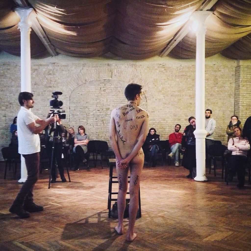 raminmazur's tweet photo. Anton Romanov and his performance "Identity Map". Kiev, Ukraine.
#kiev #ukraine #everydayukraine #everydayeasterne… https://t.co/rsgk5kd7yD