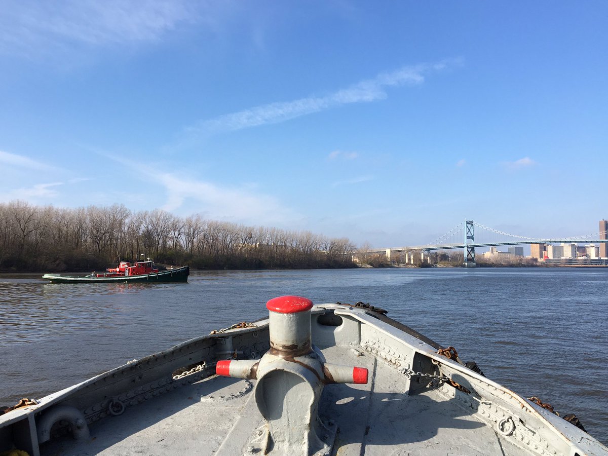 JakeDunfee's tweet photo. Tug boating in Toledo today. #MaumeeRiver #bridgedelay https://t.co/eDTDPjfbpq