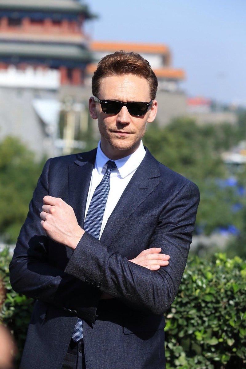 BandGeek4Sure's tweet photo. Happy #SUNday 😎 #TomHiddleston #RayBanMan https://t.co/2trJdSNIwA