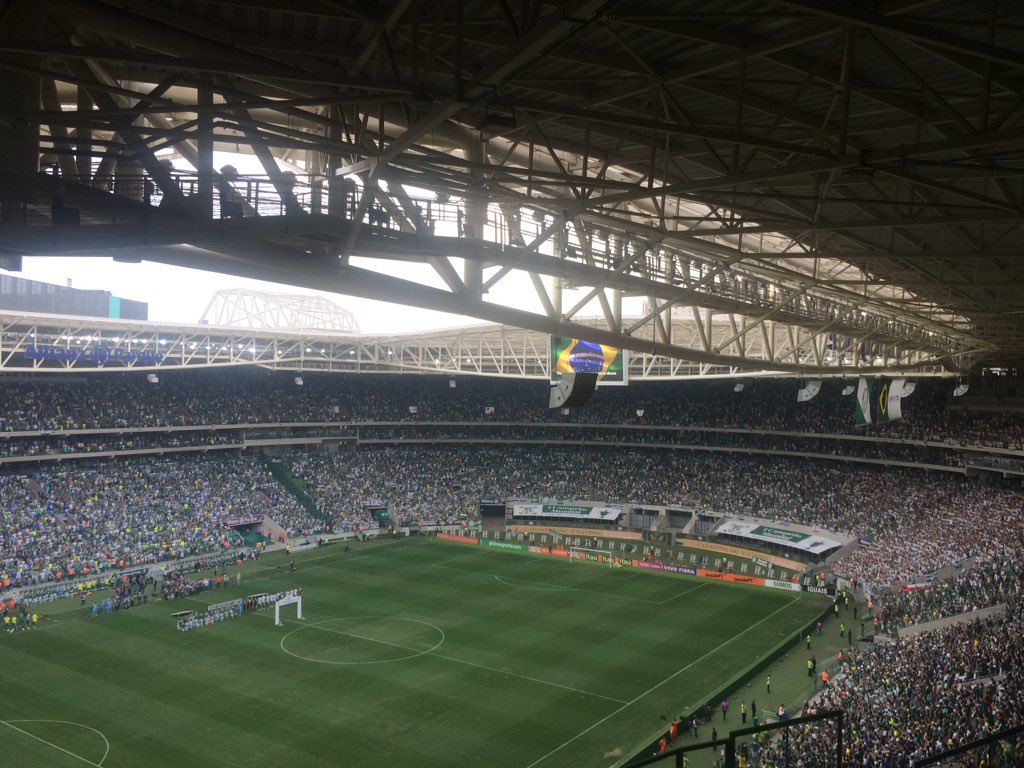 laion's tweet photo. Hinos Nacional sendo executado, com bastante vibração. Torcida grita: "Deu Palmeiras, deu palmeiras" #trpalestra https://t.co/oqKtPoOirG