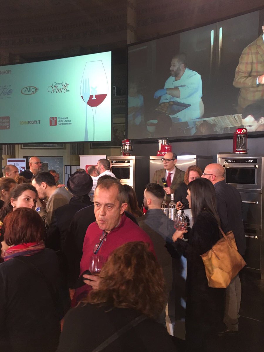 MeranoAwardRoma's tweet photo. Marco Rossetti di @golacucchiaio conduce lo show cooking dell'Università della Cucina Mediterranea! #ChefAlfonsoCaputo https://t.co/wpiR2MvWwW