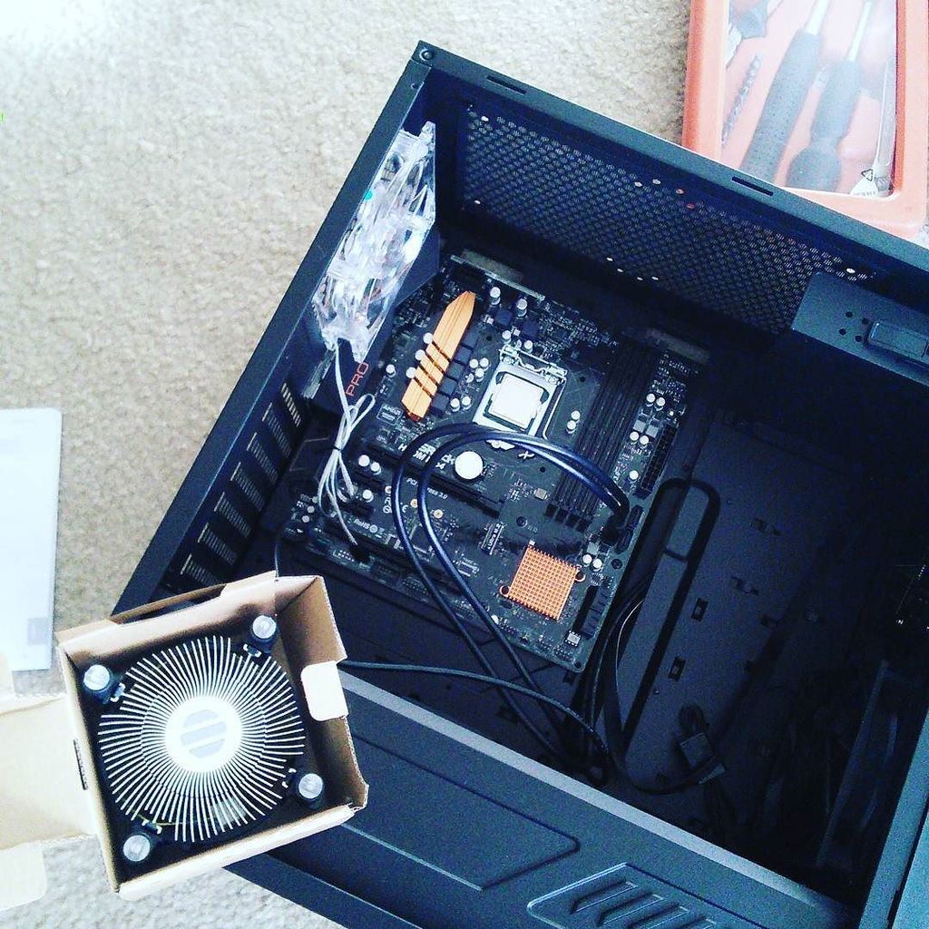 ArtrexisLives's tweet image. Step 3: CPU and heatsink. #PCMasterRace #PCBuild #DesktopBuild ift.tt/2g7y3Wy