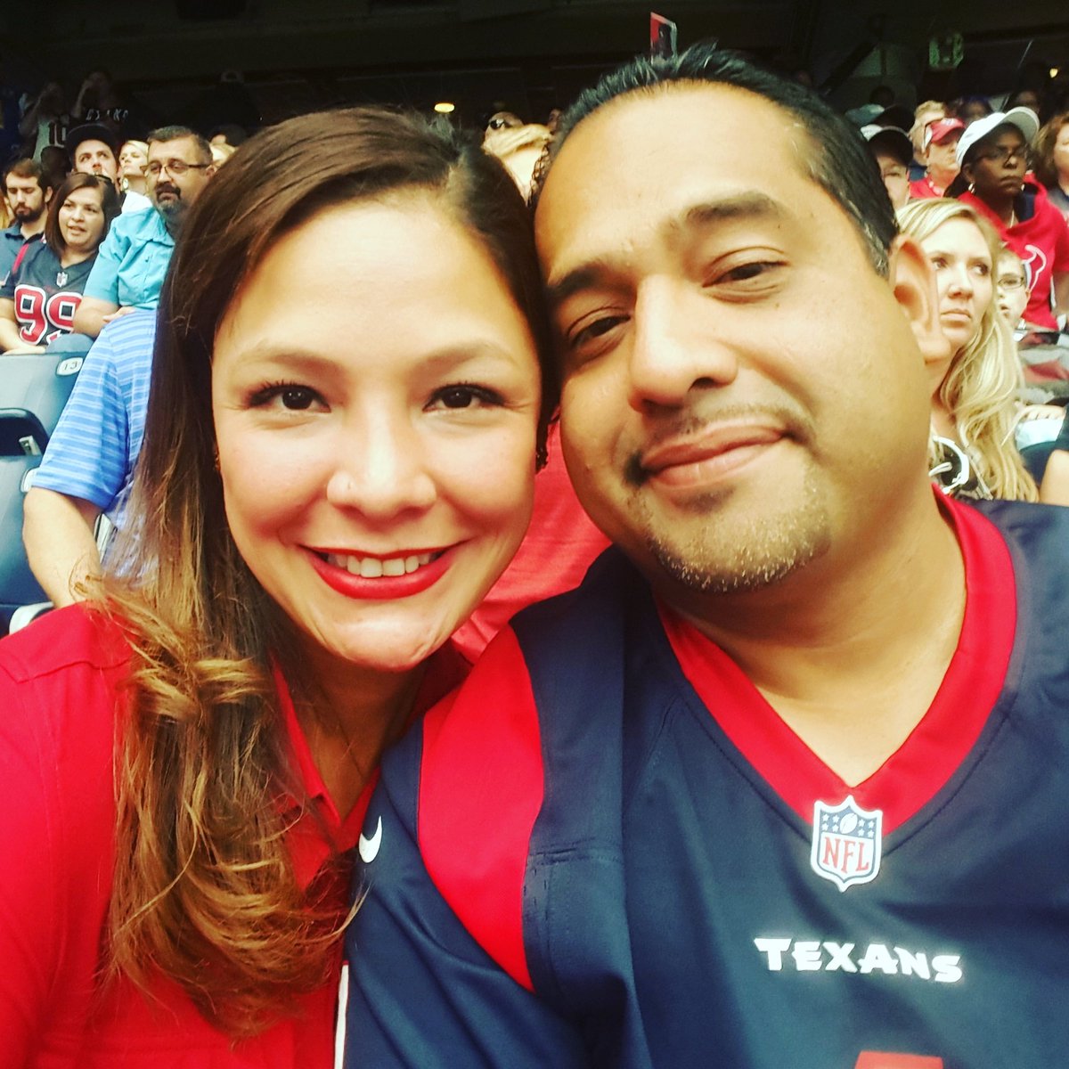 TexansChica's tweet photo. The Rendon's cheering on the @HoustonTexans!! Whoop whoop! #deepsteelsunday #WeAreTexans #ad #avidfans https://t.co/AUokN7bVvD