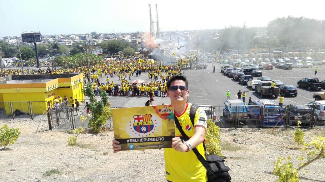 RadioRumbaEc's tweet photo. Todos listo para el #selfierurumbero del partido del año #ClasicoDelAstillero solo por rumba 107.3 fm https://t.co/crXquXVeUP