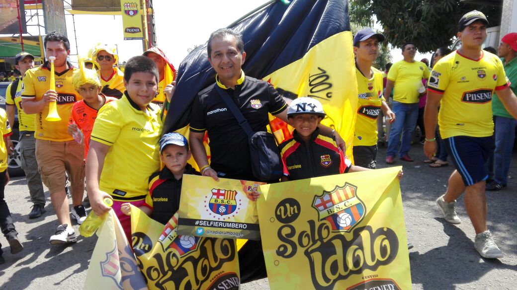 RadioRumbaEc's tweet photo. Todos listo para el #selfierurumbero del partido del año #ClasicoDelAstillero solo por rumba 107.3 fm https://t.co/crXquXVeUP