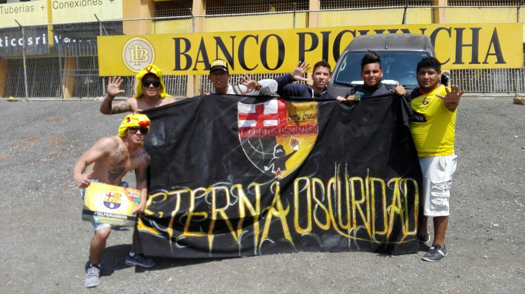 RadioRumbaEc's tweet photo. Todos listo para el #selfierurumbero del partido del año #ClasicoDelAstillero solo por rumba 107.3 fm https://t.co/crXquXVeUP