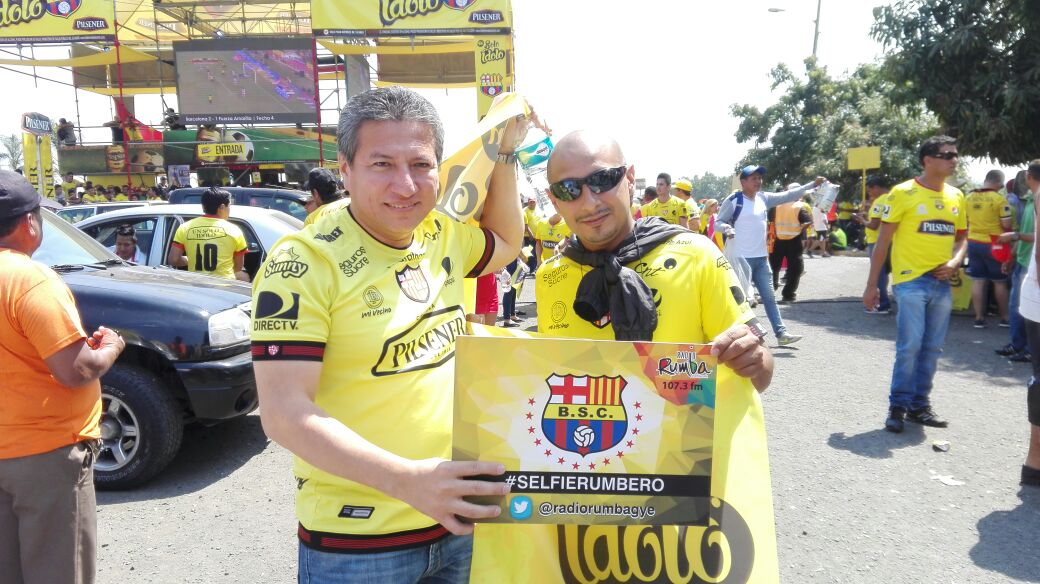 RadioRumbaEc's tweet photo. Con amigos con familia con Rumba todos camino al Estadio #selfierumbero #ClasicoDelAstillero https://t.co/xZFbvqyKO8