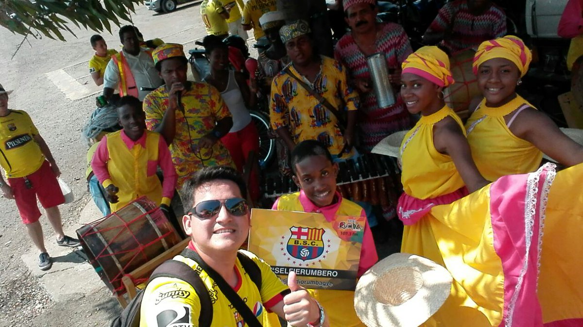 RadioRumbaEc's tweet photo. Con amigos con familia con Rumba todos camino al Estadio #selfierumbero #ClasicoDelAstillero https://t.co/xZFbvqyKO8