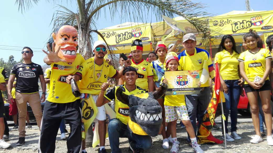 RadioRumbaEc's tweet photo. Con monigotes y pancartas los hinchas celebran desde ya la estrella 15 #selfierumbero #ClasicoDelAstillero https://t.co/aIXWmXacRf