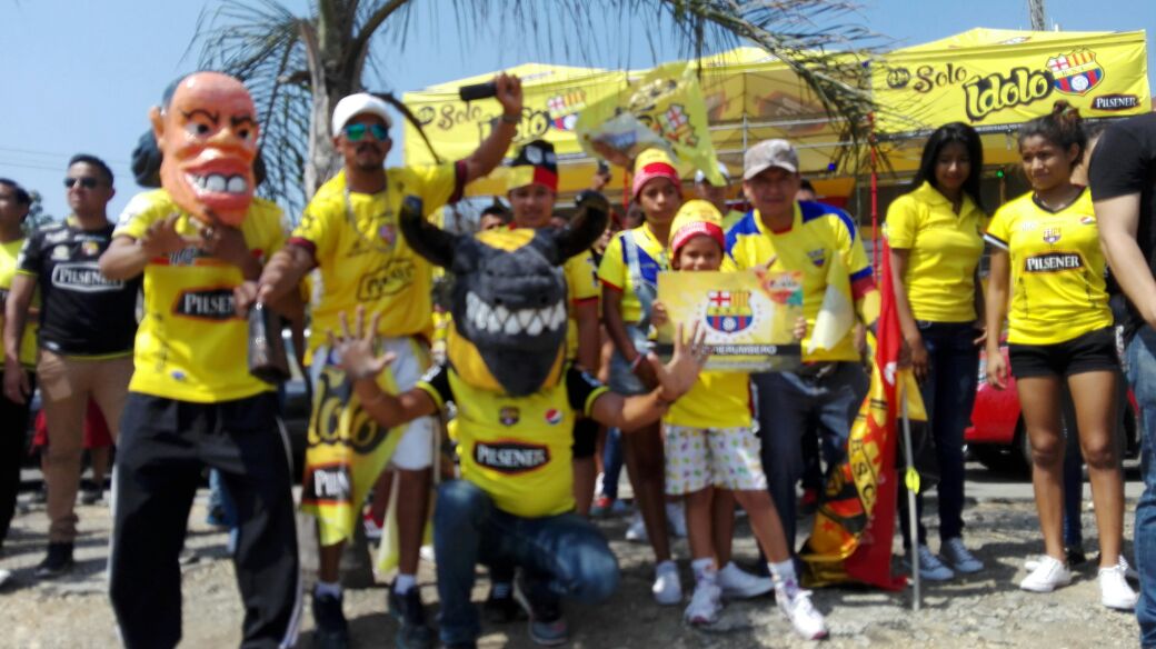 RadioRumbaEc's tweet photo. Con monigotes y pancartas los hinchas celebran desde ya la estrella 15 #selfierumbero #ClasicoDelAstillero https://t.co/aIXWmXacRf