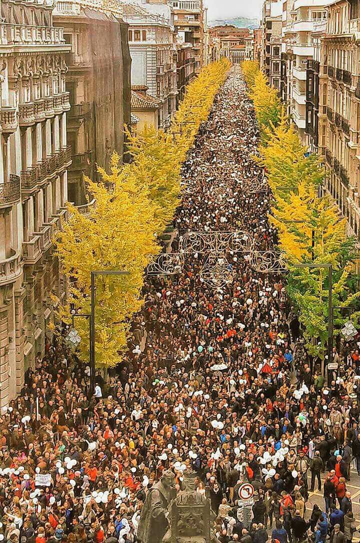 salvacogas's tweet photo. Aproximadamente unas 100000 personas https://t.co/Q50KX5dQNQ