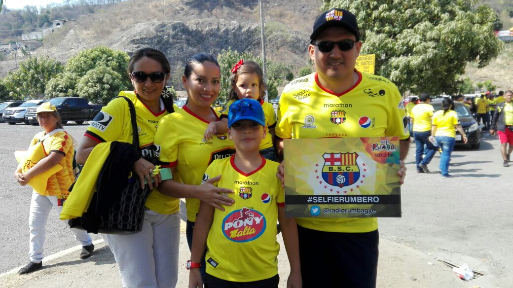 RadioRumbaEc's tweet photo. Radio Rumba Network esta en todas!! #selfierumbero #ClasicoDelAstillero https://t.co/kC0mscc9Cr