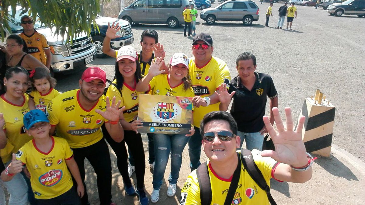 RadioRumbaEc's tweet photo. Radio Rumba Network esta en todas!! #selfierumbero #ClasicoDelAstillero https://t.co/kC0mscc9Cr