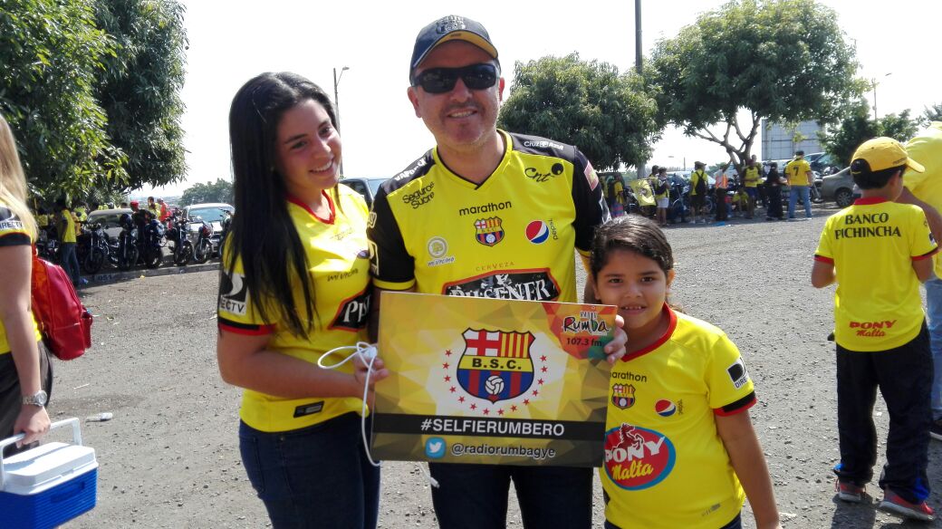 RadioRumbaEc's tweet photo. Encuentra al Mr. #selfierumbero y tómate la foto para rumba https://t.co/fEUflu4ncl