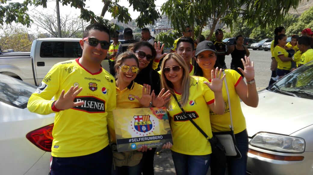 RadioRumbaEc's tweet photo. Radio Rumba Network esta en todas!! #selfierumbero #ClasicoDelAstillero https://t.co/kC0mscc9Cr