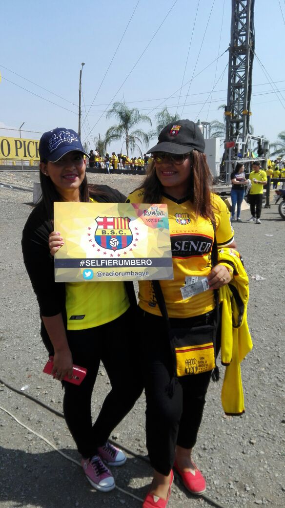 RadioRumbaEc's tweet photo. Sigue nuestra transmisión on line por el Facebook #RadioRumbaNetwork https://t.co/mZ8F9yFCYW