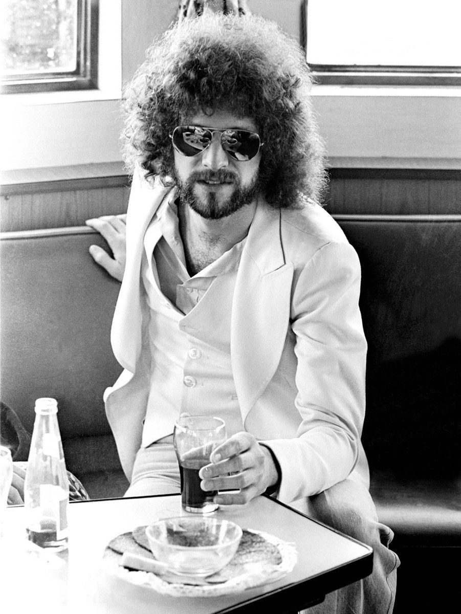 EverydayElvis's tweet photo. @BBC6Music I know it's wrong but I can't help it. Rakish style. Lindsey Buckingham. The hair. The suit. Stevie. #style6music https://t.co/BZR8v7I8KM