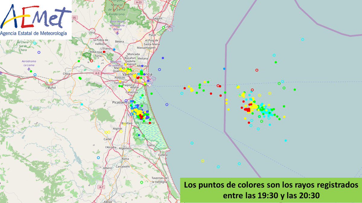 AEMET_CValencia's tweet photo. Gran cantidad de rayos generados por las dos tormentas, la de Valencia y la del sur de Alicante. Imágenes de rayos de la última hora. https://t.co/VwfiRSp2Z3