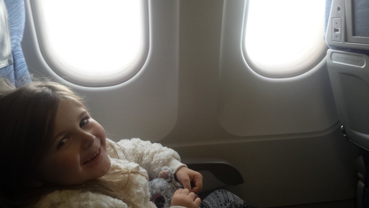 Debslater04's tweet photo. @vanzwoldeboer late post but just came across a photo of khloe on the plane ride out west. https://t.co/RjE2whnJBR