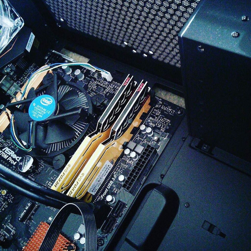 ArtrexisLives's tweet image. Step 4: Install the RAM. #PCMasterRace #PCBuild #DesktopBuild ift.tt/2gvMAvR