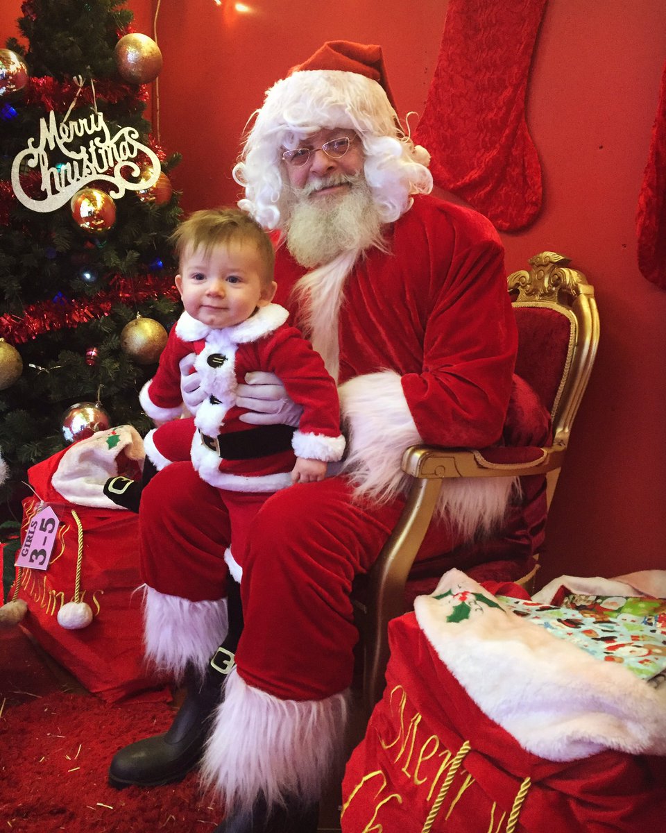 JanuarySings's tweet photo. My boy met Father Christmas for the first time today 😭😭😭😭❤️ #Chrismas #SantaClaus #son #myheartmelts https://t.co/hviTuYwyG1