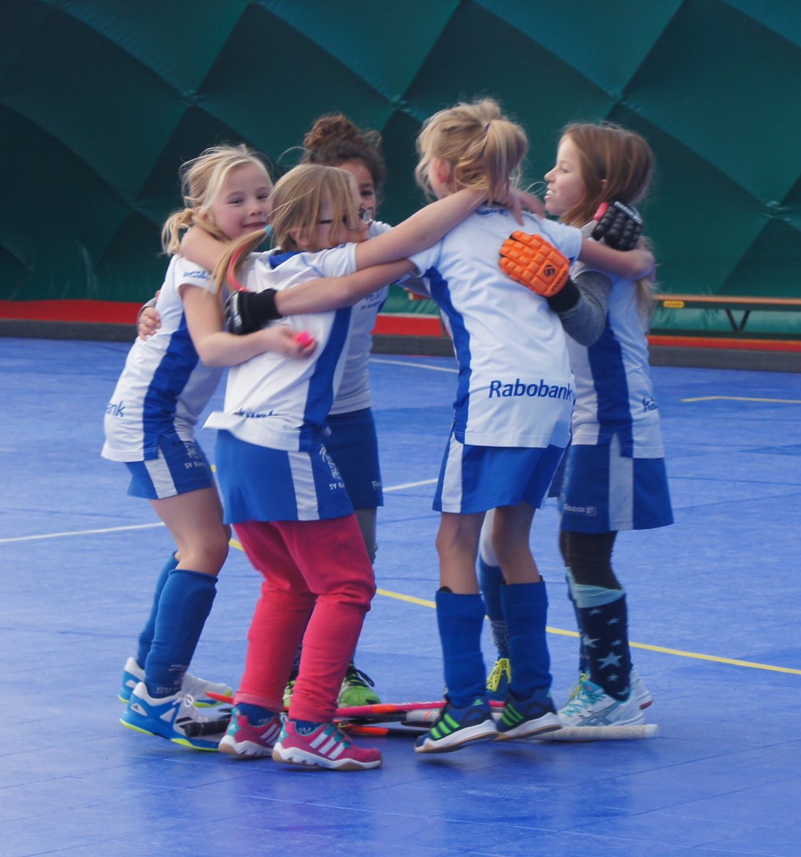 Dikke pret tijdens de <a href="/KampongHockey/">SV Kampong Hockey</a> Zaal Kick-Off 2016 #kamponghal 💙 bit.ly/FOTOALBUMKO16 #zaalhockey