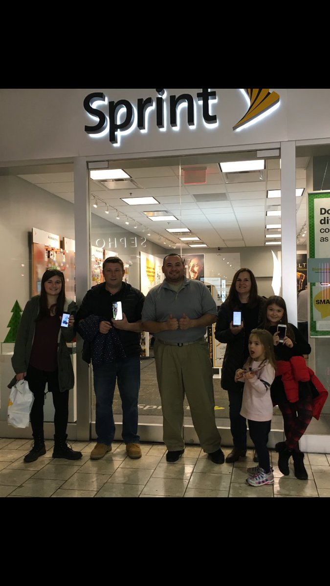 SPRNTStmfrdMall's tweet photo. Just another happy family leaving the sprint Stamford CT mall!!!!! https://t.co/bCSzc1AIXY