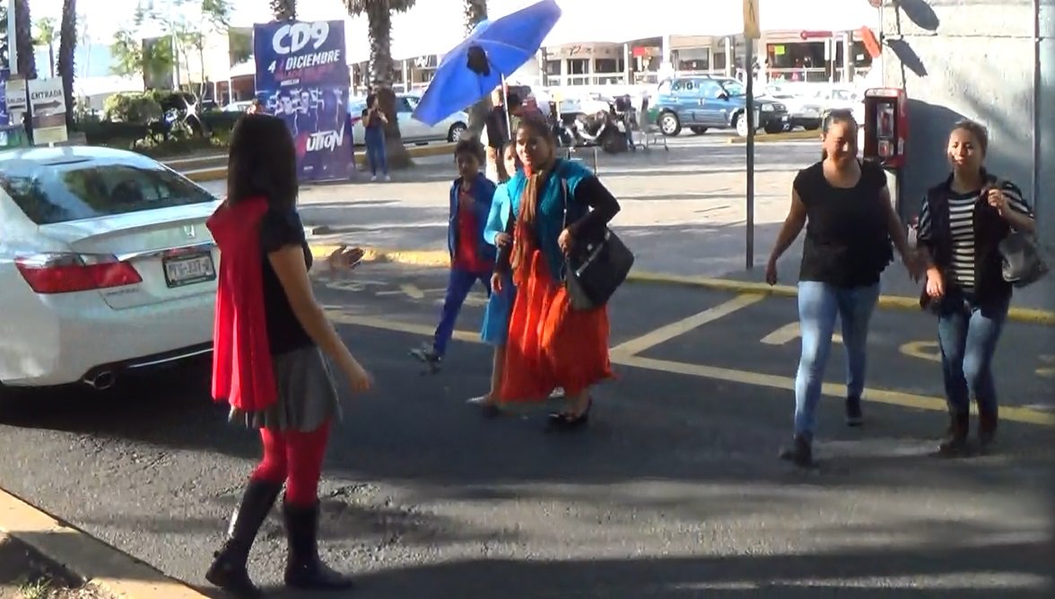 LigaPeatonal's tweet photo. Nuestra heroína @caminatubela en acción defendiendo derechos de ñiñas y niños peatones en Morelia. https://t.co/3q9MLenu2N
