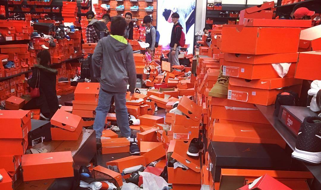 túnel Ingenieros fingir SoleCollector.com on Twitter: "Shoppers Trashed a Nike Outlet on Black  Friday: https://t.co/XKC6z8ptCJ https://t.co/NloFWNwHRD" / Twitter