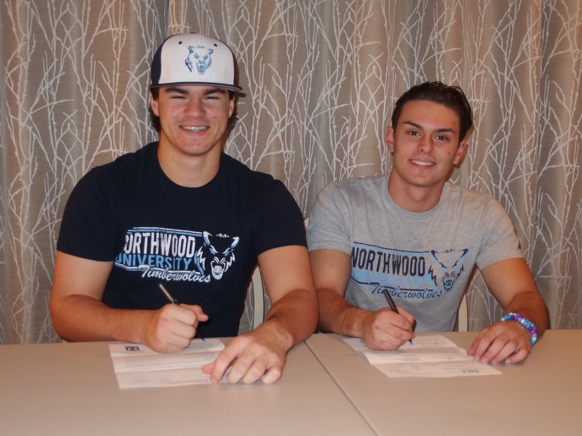 Gladstone_99's tweet photo. Official signing day pics of me and my almost-brother https://t.co/DaEI060dgb