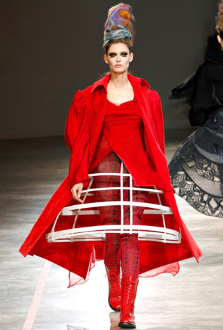 VicoPM's tweet photo. Crinoline inspiration by Yohji Yamamoto Fall/Winter 2011 #ha344 https://t.co/ORsL6HXc40