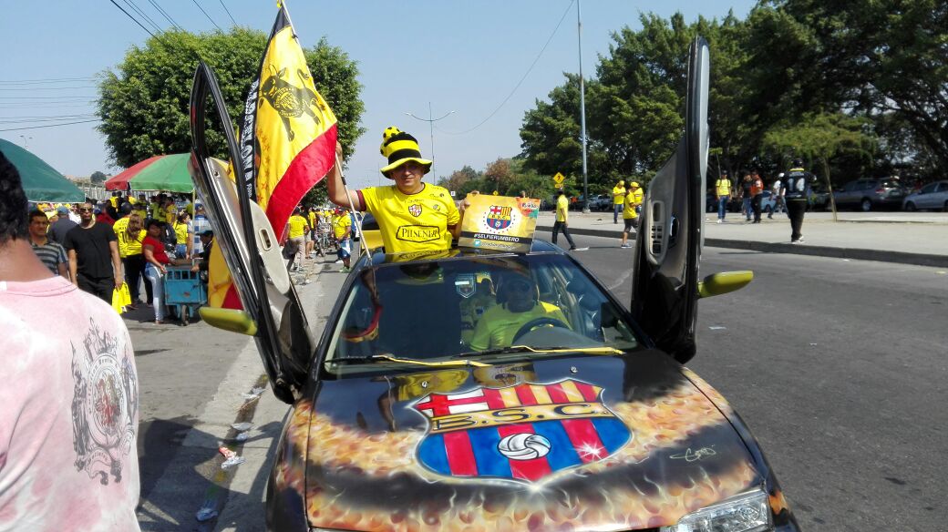 RadioRumbaEc's tweet photo. Carros decorados pitan sin cesar las barras del ídolo #ClasicoDelAstillero https://t.co/Lpdx26rD3r