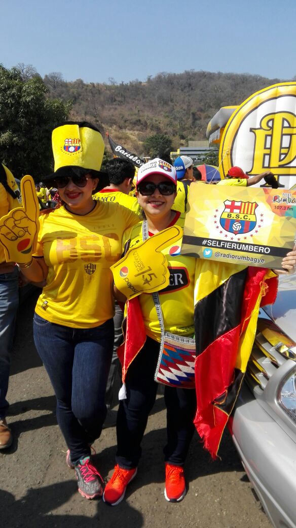 RadioRumbaEc's tweet photo. Carros decorados pitan sin cesar las barras del ídolo #ClasicoDelAstillero https://t.co/Lpdx26rD3r