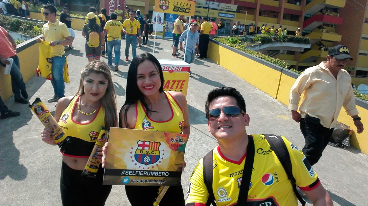 RadioRumbaEc's tweet photo. Carros decorados pitan sin cesar las barras del ídolo #ClasicoDelAstillero https://t.co/Lpdx26rD3r
