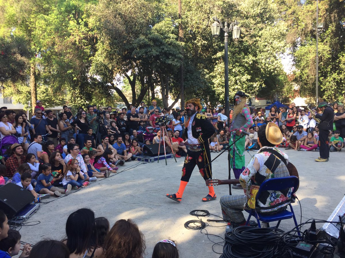 FitkaChile's tweet photo. Los Joligud Broders haciendo participar al público de esta tarde en Barrio Yungay! https://t.co/IhgSbMnYmf
