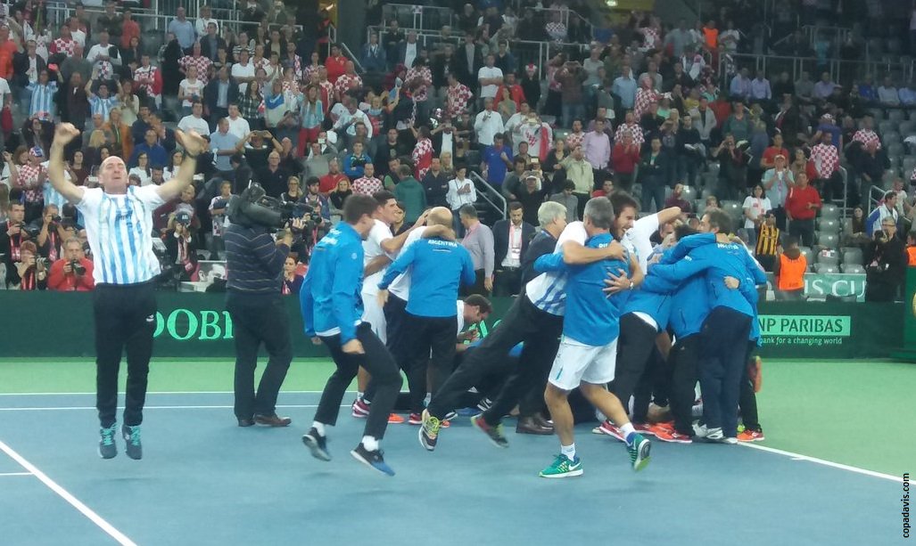DSportsAR's tweet photo. ¡HISTÓRICO! Delbonis ganó el tercero y Argentina es CAMPEÓN de la #CopaDavis por primera vez: 6-3/6-4/6-2 vs Karlovic 🎾🏆🇦🇷🎉 #VamosArgentina https://t.co/yc7ZIqh7LR