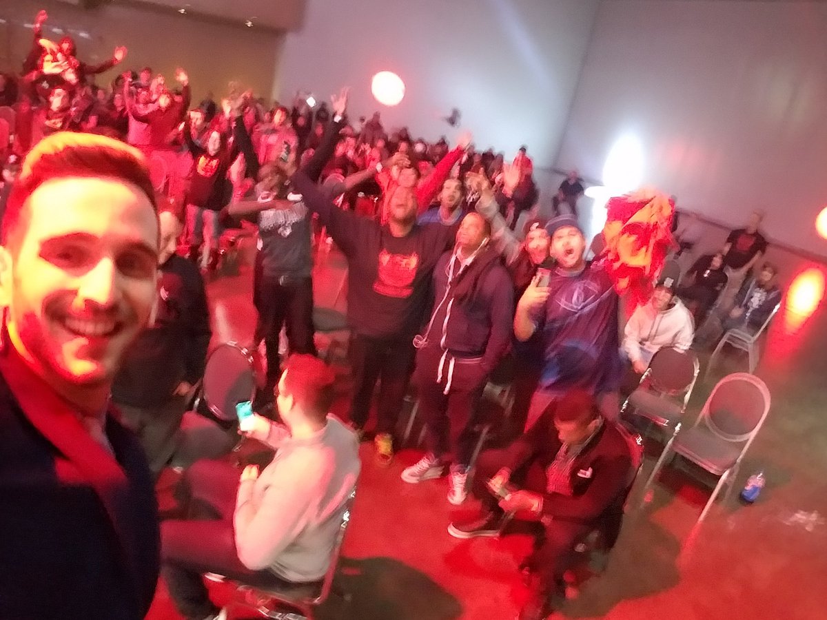 Falloutt's tweet photo. THE LARGEST @GearsofWar COMMUNITY SELFIE EVER TAKEN. Whatchugot on us, E3crowds #GearsFam @GearsViking @eSportsGears https://t.co/TPmSgBsb7d https://t.co/j4PVOYOvRG