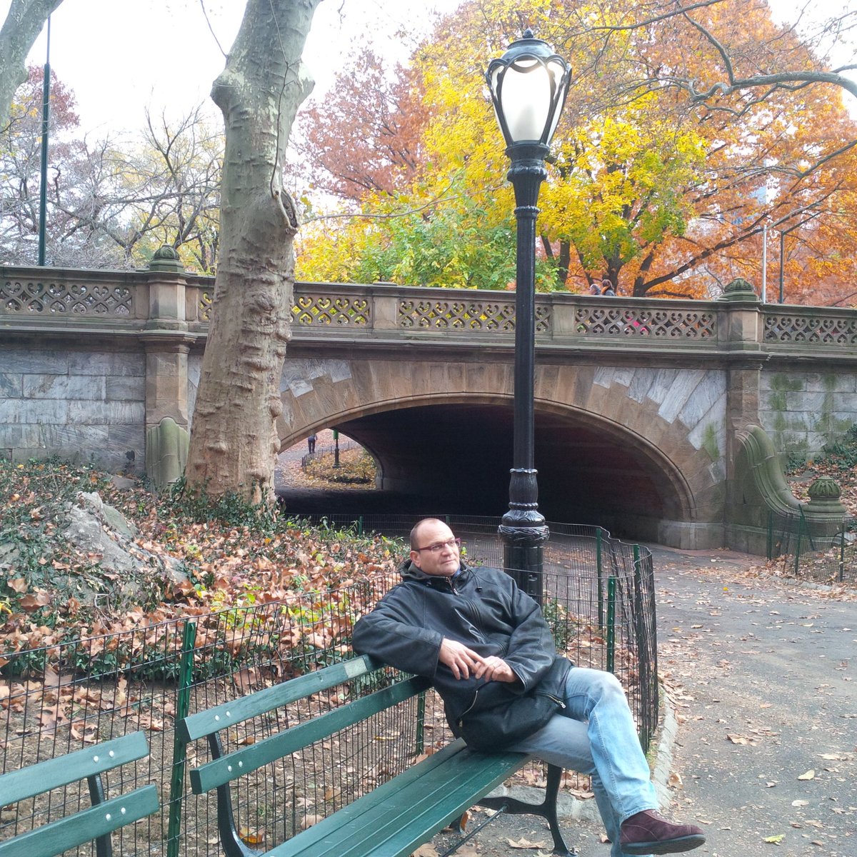 Central Park in pieno giorno... perfetto x un incontro segreto #codicescriba #codicescorsese <a href="/RizzoliLibri/">Rizzoli Libri</a>