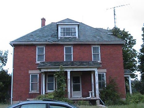 Down at the end of a dirt road sits this beautiful house #abandoned #abandoned #abandonedhouse #travel #exploring buff.ly/2g7EwB3