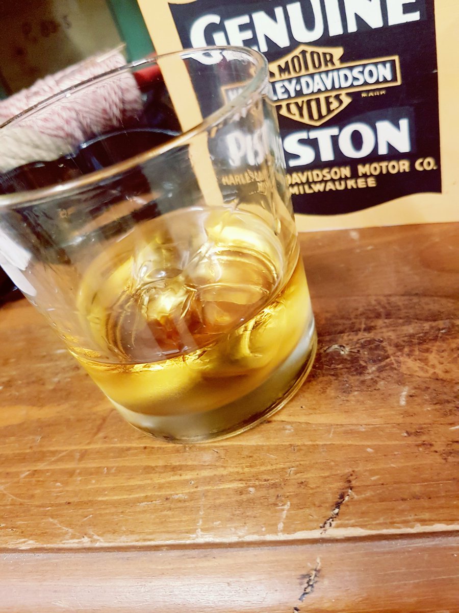 HDCZ038's tweet photo. Cheers y'all! Preparing for a week's work.. https://t.co/4mfvCeH0HB