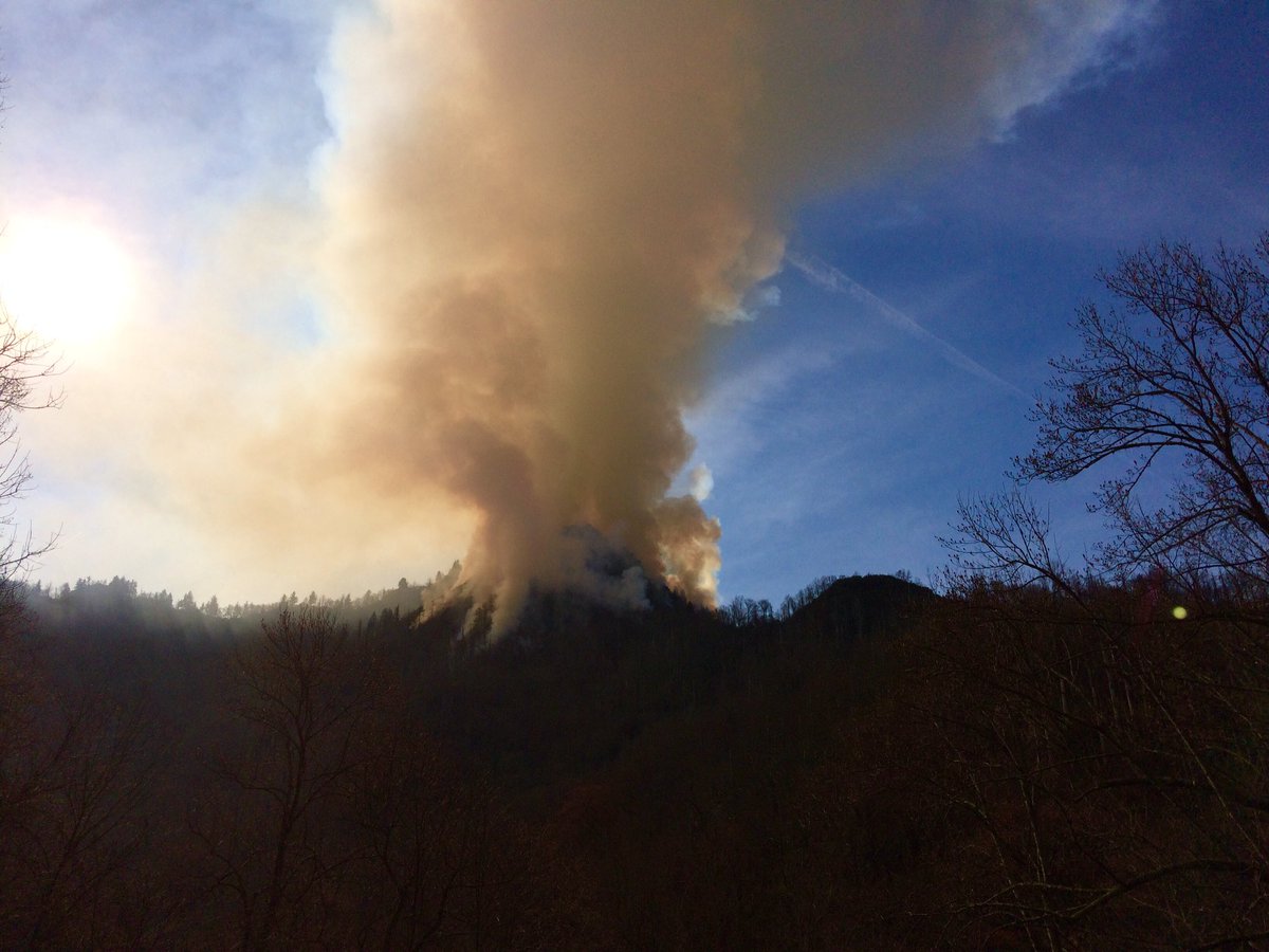 HikerAKJ's tweet photo. Chimney Tops GSMNP. Watch the fire 🔥 burn auburn on the mountainside https://t.co/rF0DoLZIZ6