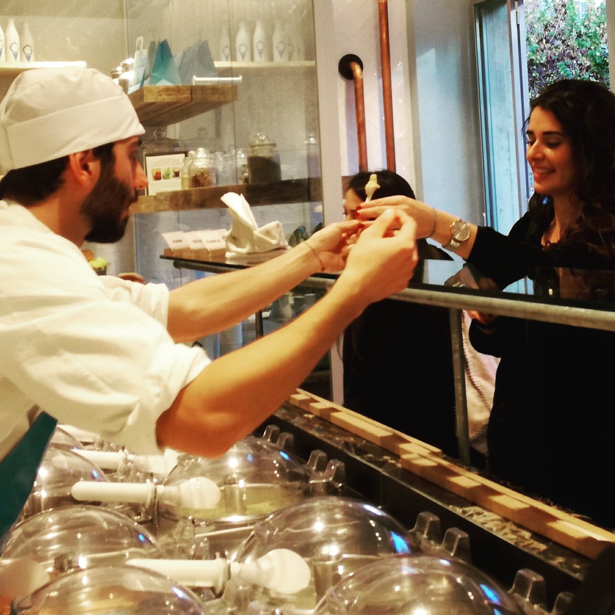Un assaggio? Certo, da noi si può! #glikeroma Piazza Cola di Rienzo 29 #gelato #food #taste #italy #Roma