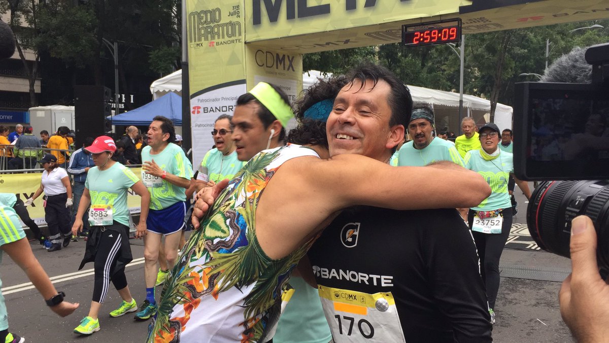 RaulGomez82's tweet photo. Ejemplo de lucha, superación, pasión por el running y por la vida. Enhorabuena por todo lo q he haces cada día Fernando! #MaratonMan https://t.co/WkWjCiBw65